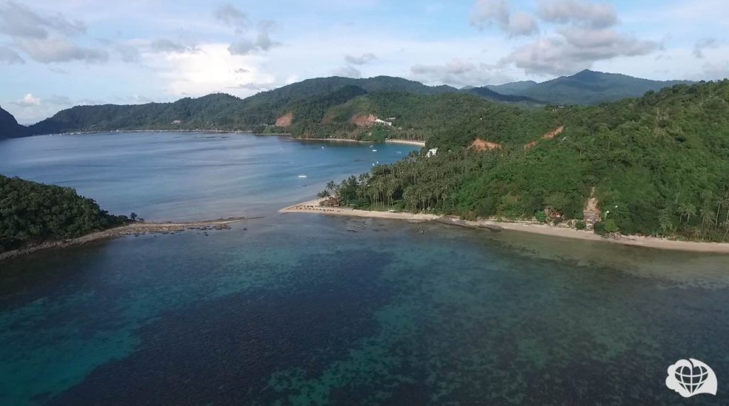 Vista aérea de toda a praia de Las Cabañas em El Nido
