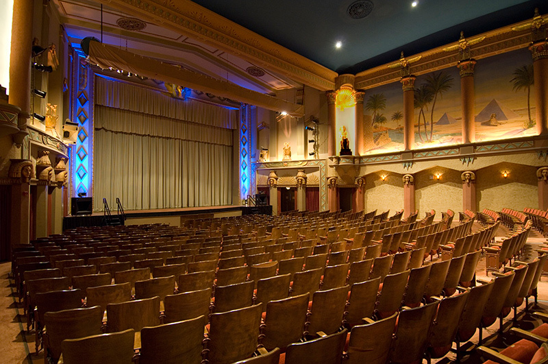 O ambiente intimista do teatro onde os filmes do festival são transmitidos