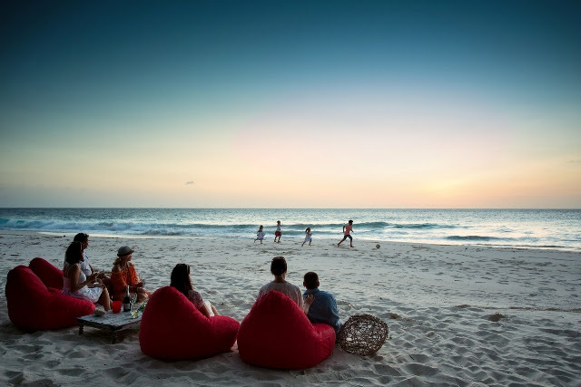 13 – Jogue bola com os amigos nas areias das praias