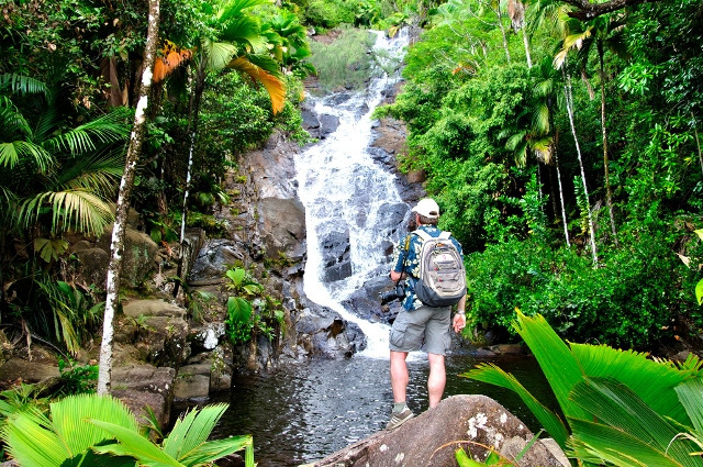 18 – Faça uma caminhada até chegar em uma cachoeira