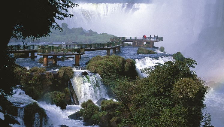 Vista panorâmica da passarela do mirante das Cataratas do Iguaçu