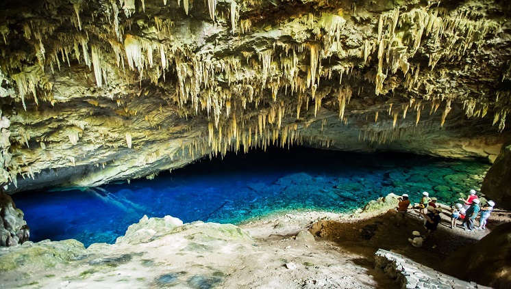 Um dos pontos mais procurados pelos visitantes é a Gruta do Lago Azul