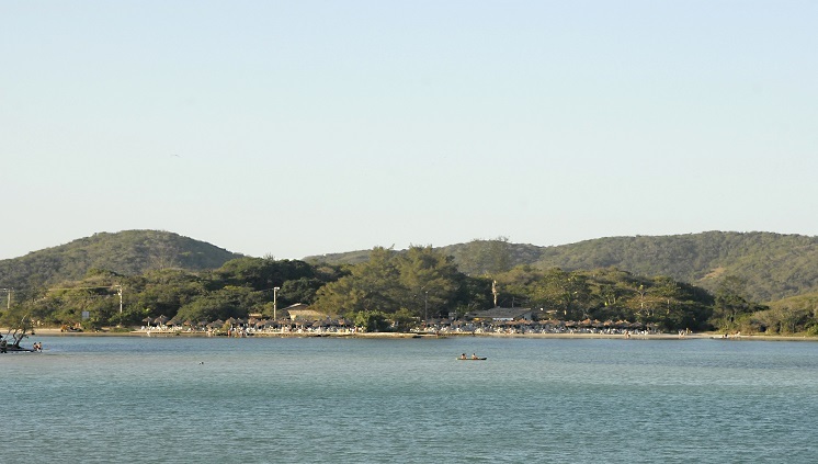 Praia do Forte com o Forte de São Mateus ao fundo, em Cabo Frio