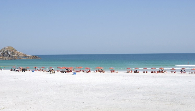 Praia em Arraial do Cabo, na região dos Lagos, no RJ