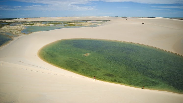 Turistas descendo de skibunda os lençóis Cearenses. O município litorâneo de Jijoca de Jericoacoara é conhecido por ter as praias mais lindas do Mundo, como a praia de Jericoacoara rodeada de dunas, alcantilados, lagunas e coqueirais