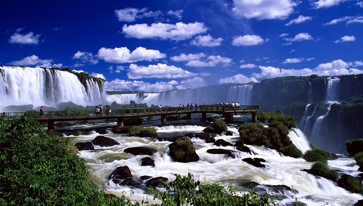 O conjunto de quedas das Cataratas do Iguaçu é uma das maravilhas naturais do planetaO conjunto de quedas das Cataratas do Iguaçu é uma das maravilhas naturais do planeta
