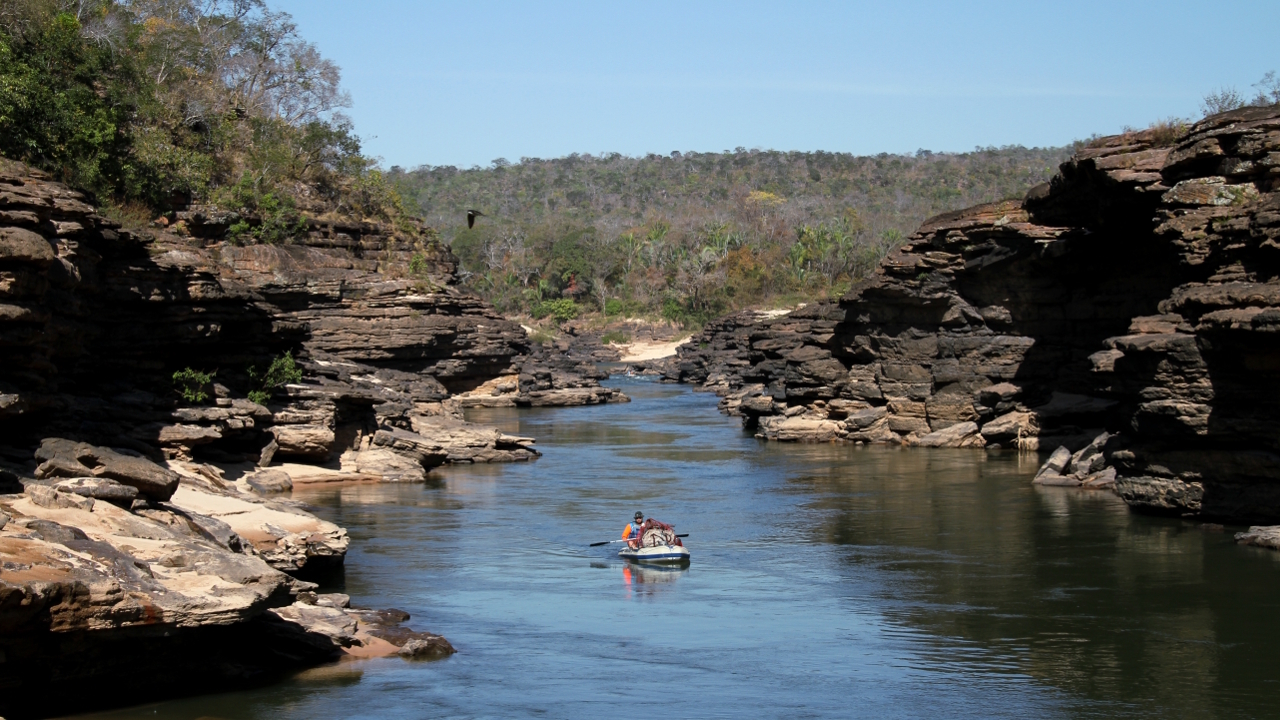 Navegação nos cânions do rio Araguaia, em Goiás