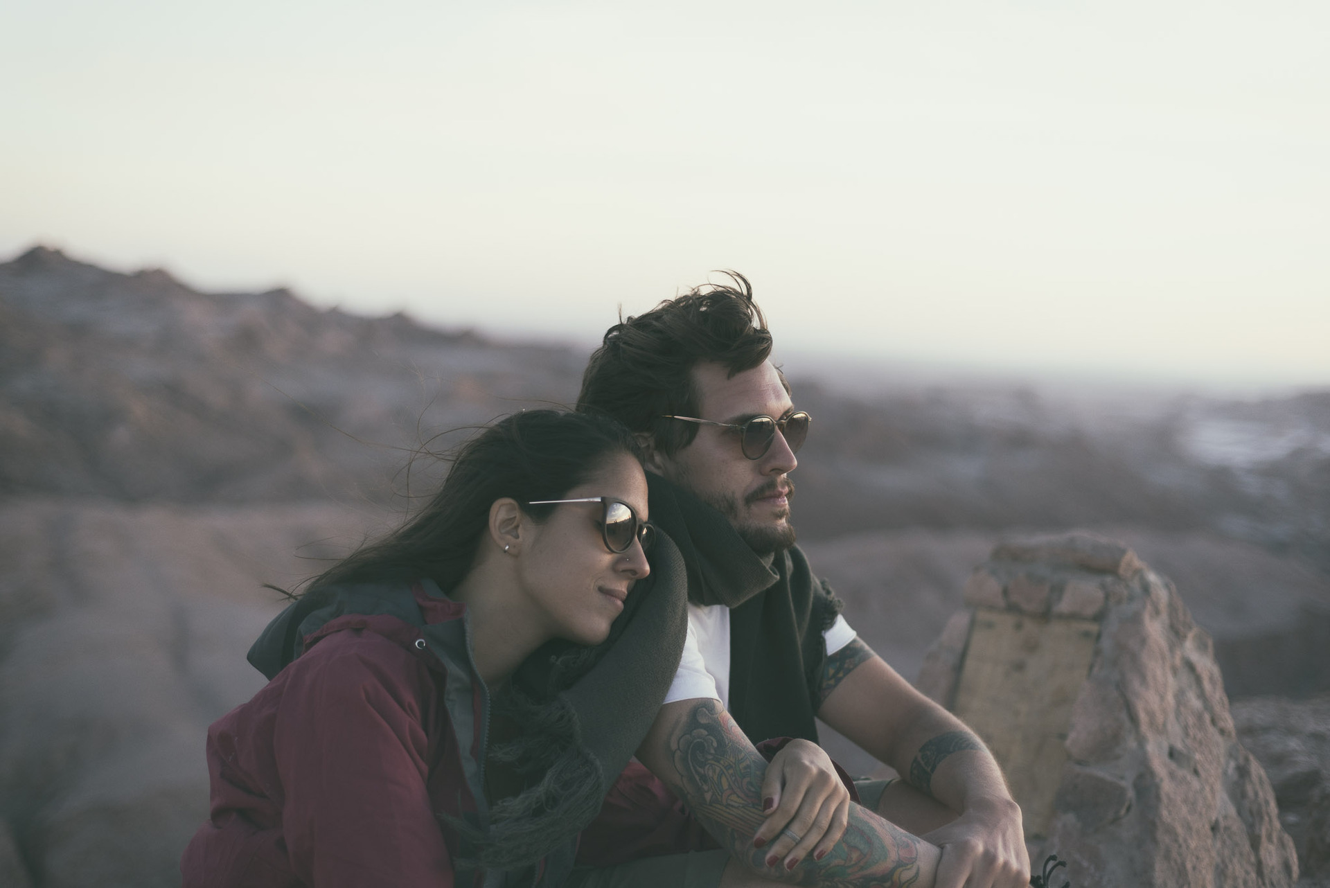 O casal Raphael Pizzino e Helena Costa no deserto do Atacama, no norte do Chile