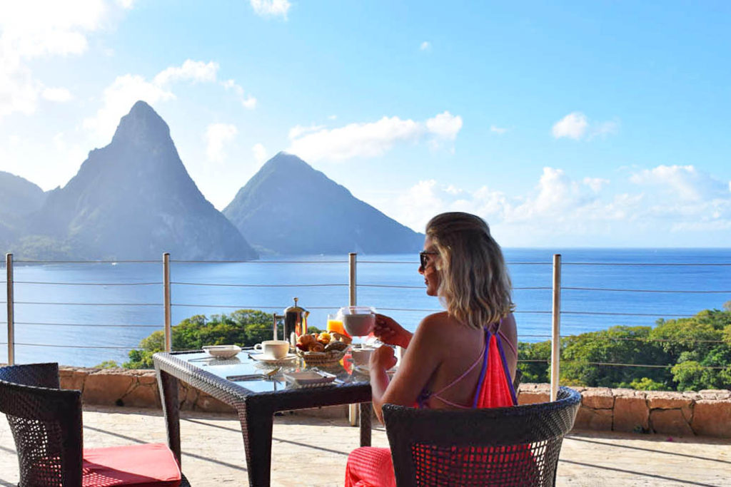 Tomando café no restaurante do hotel Jade Mountain com vista para os Pitons