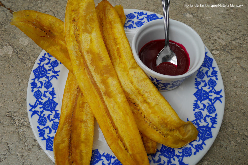 Banana fria com molho de beterraba