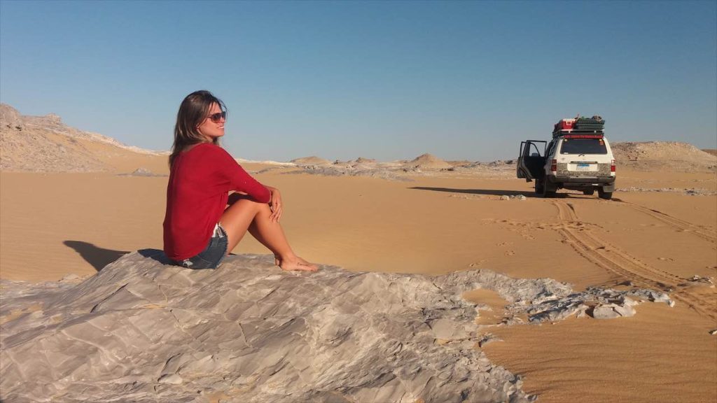 Contemplando o deserto.