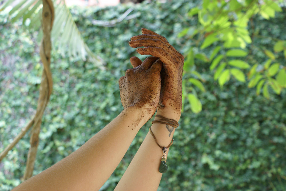 Esfoliação com nibs de cacau e café