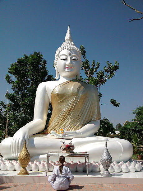 Estátua de buda em templo na Tailândia