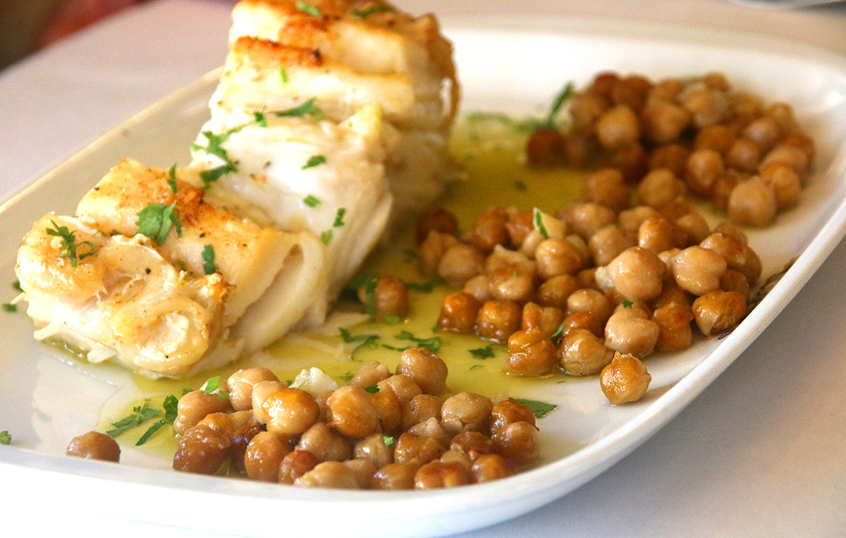 Bacalhau confitado com grão de bico, um dos pratos servidos no restaurante Salsa & Coentros, em Lisboa