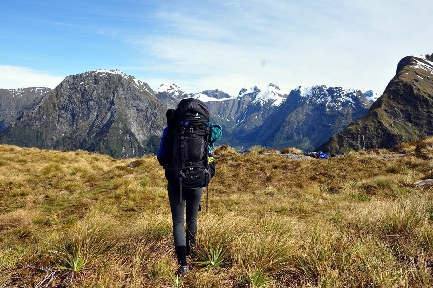 A caminhada Milford Track tem 55 km é feita por entre os fiordes em uma mata completamente preservada