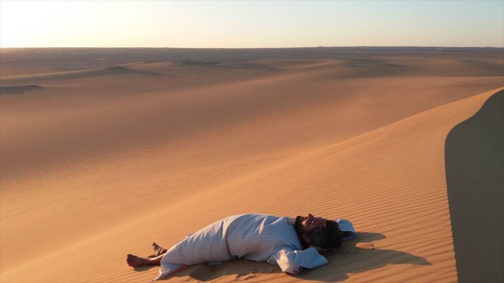 No silêncio absoluto do deserto.