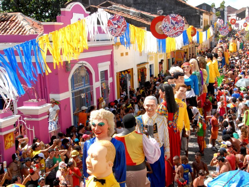 Conhecido por seus bonecos gigantes, o Carnaval de Olinda ferve o dia todo