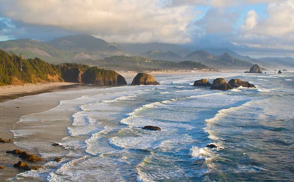 Vista panorâmica de Cannon Beach, no Oregon (EUA)