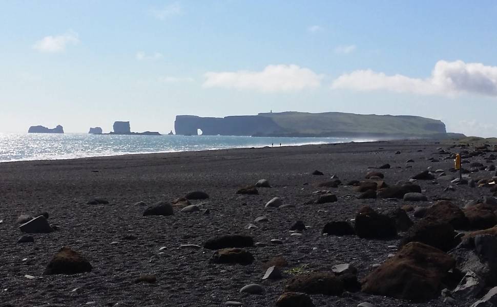 Na Islândia, a praia de Reynisfjara é conhecida por suas areias negras