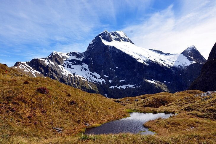Todo o percurso é demarcado por uma trilha de terra batida, pedrinhas e pontes que atravessam rios e cachoeiras