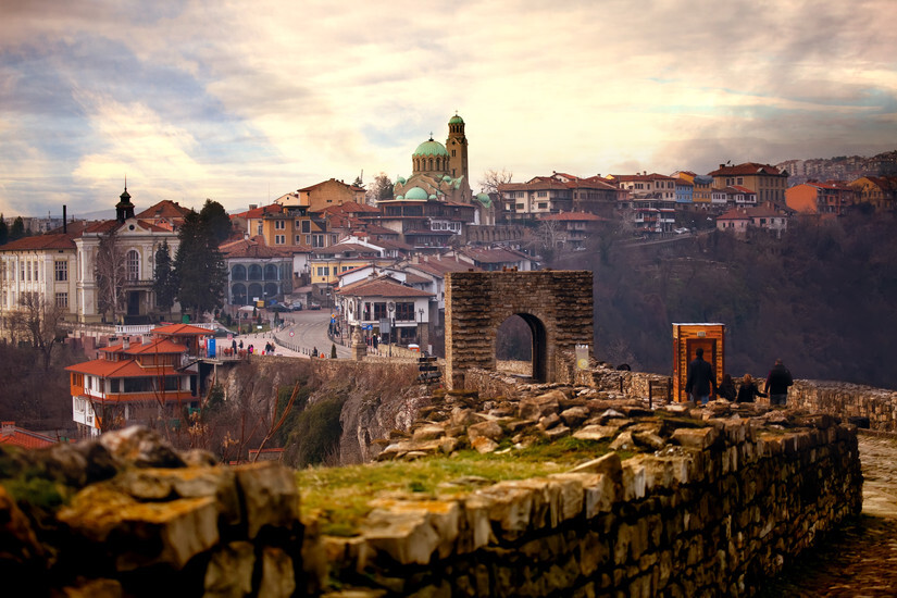 Vista panorâmica de Veliko Tarnovo, conhecida também como a “Cidade dos Czares”