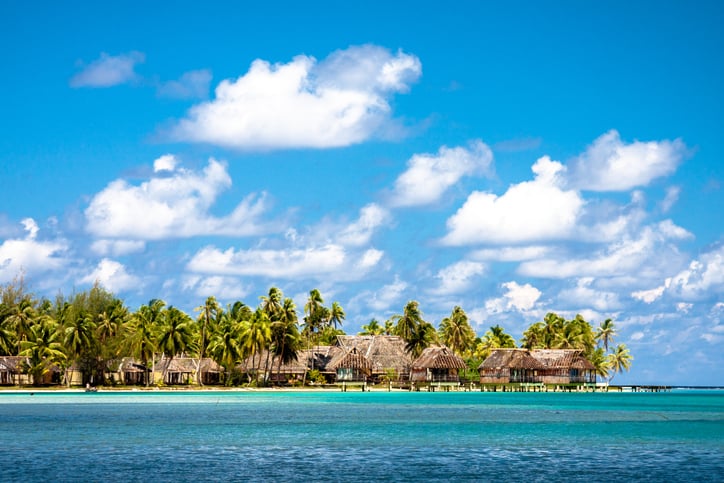 Huahine é circundada por atóis que formam uma grande piscina natural ao redor da ilha