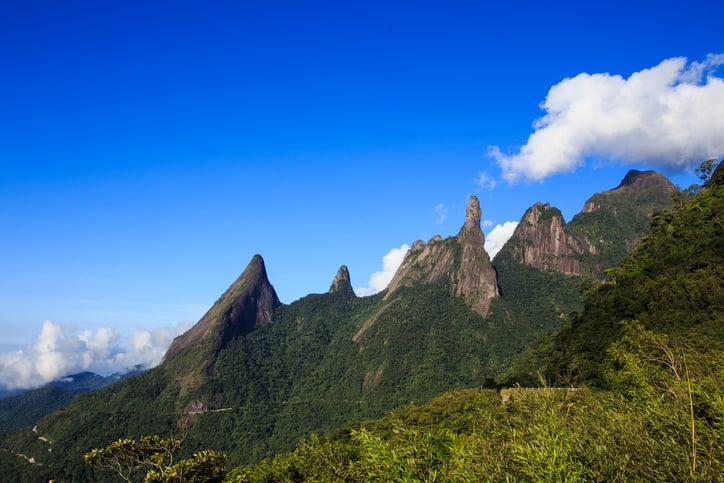 Vista do pico Dedo de Deus, que tem 1.692 metros de altitude, no Parque Nacional da Serra dos Órgãos, em Teresópolis (RJ)
