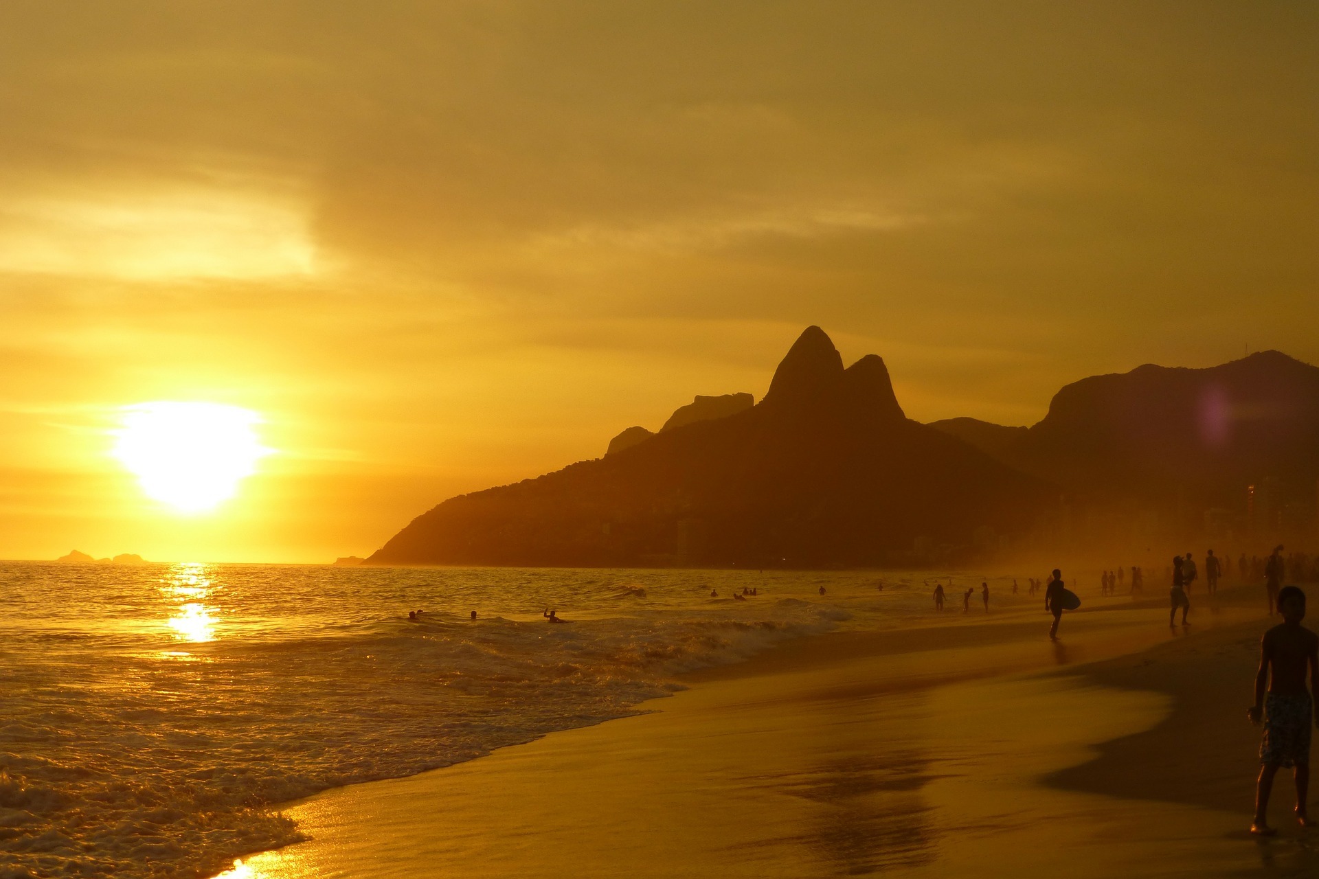 Praia de Ipanema, no Rio de Janeiro ; destino é um dos quem voos em promoção para o Carnaval