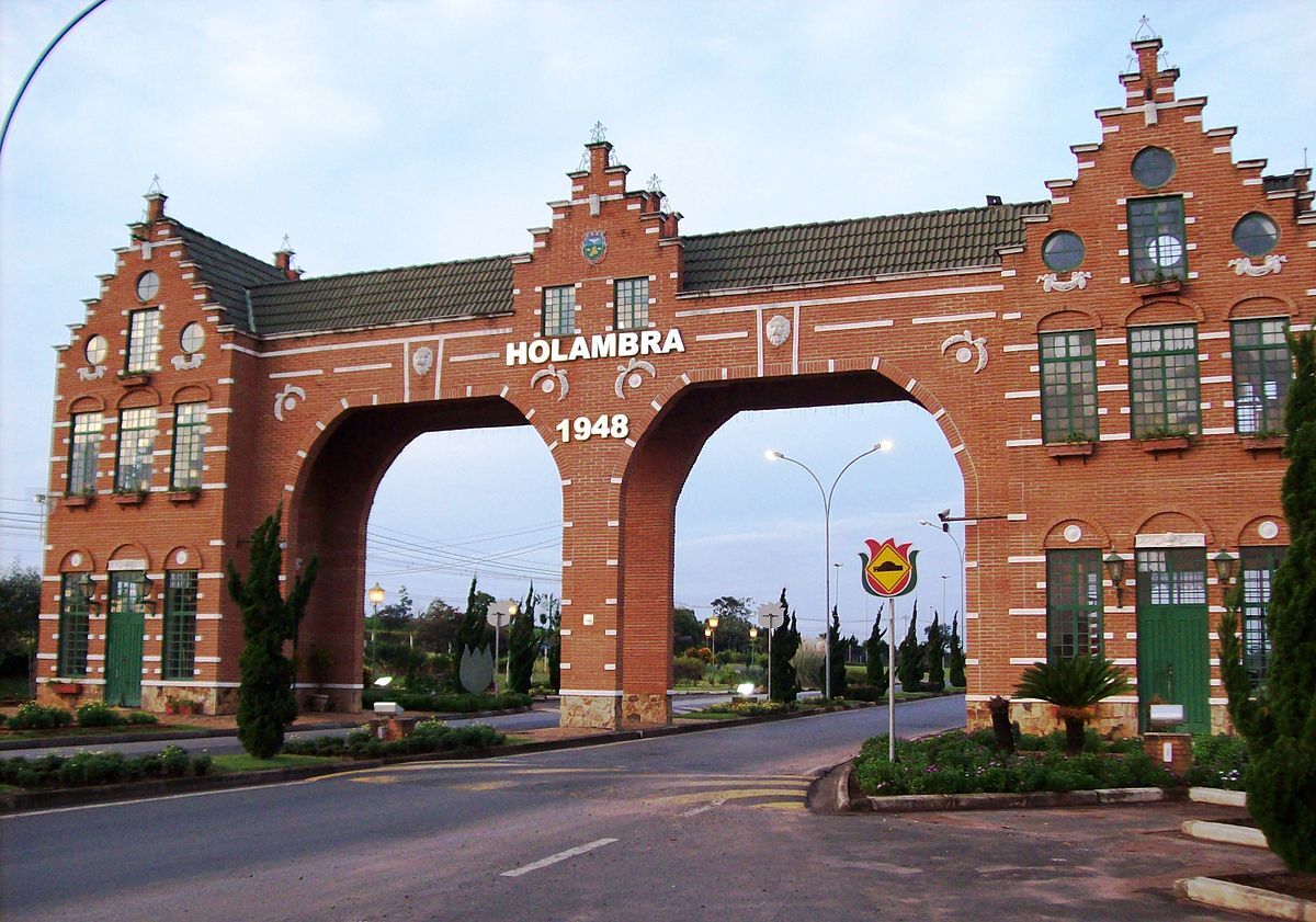 Portal de entrada da cidade de Holambra, na região de Campinas (SP)