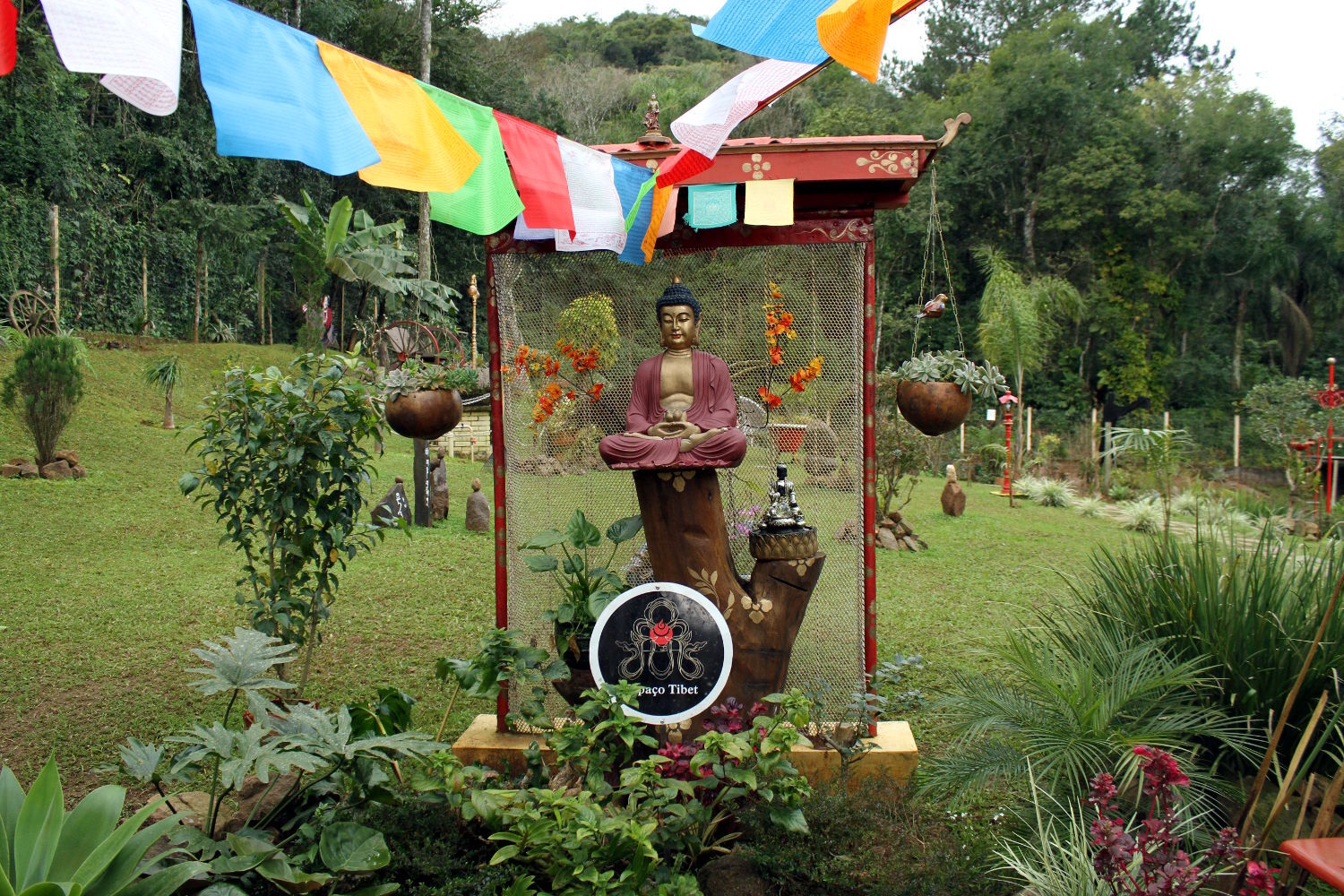 Jardim do Espaço Tibet, primeiro restaurante de comida tibetana do Brasil