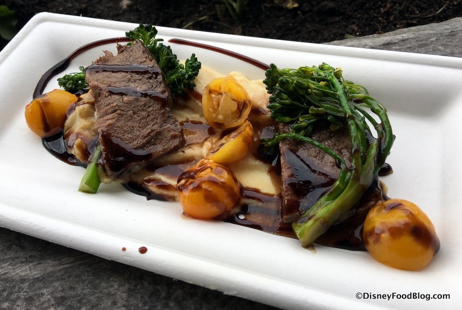 A costela ensopada servida com purê de pastinaca, brócolis, tomatinhos e balsâmico envelhecido do quiosque Cuisine Classique