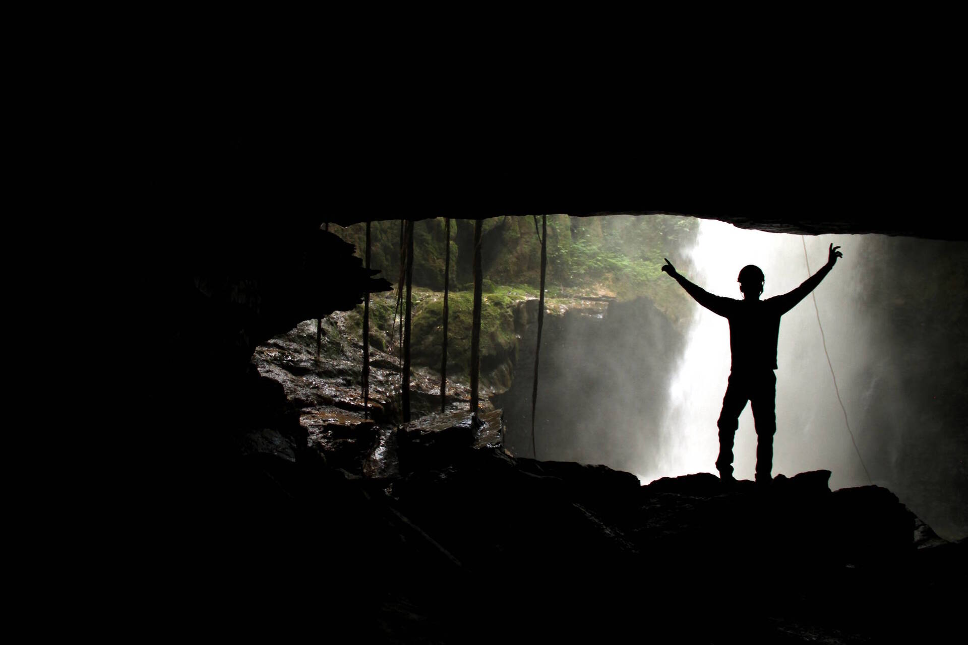 Cachoeira do Funil vista pelo interior da caverna de acesso a essa queda d’água, em Mambaí