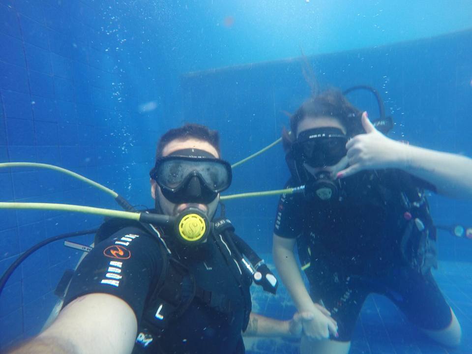 Débora e Rodrigo no primeiro mergulho do casal