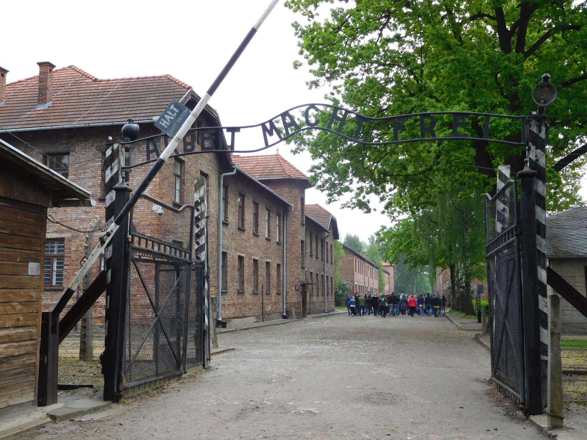 Entrada do campo de extermínio alemão de Auschwitz, na cidade de Oswiecim, na Polônia
