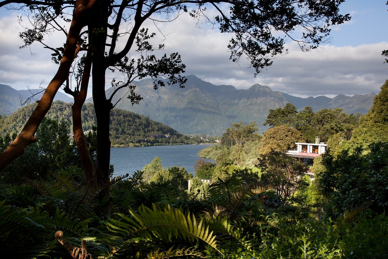 Hotel Antumalal com o Lago Villarrica ao fundo