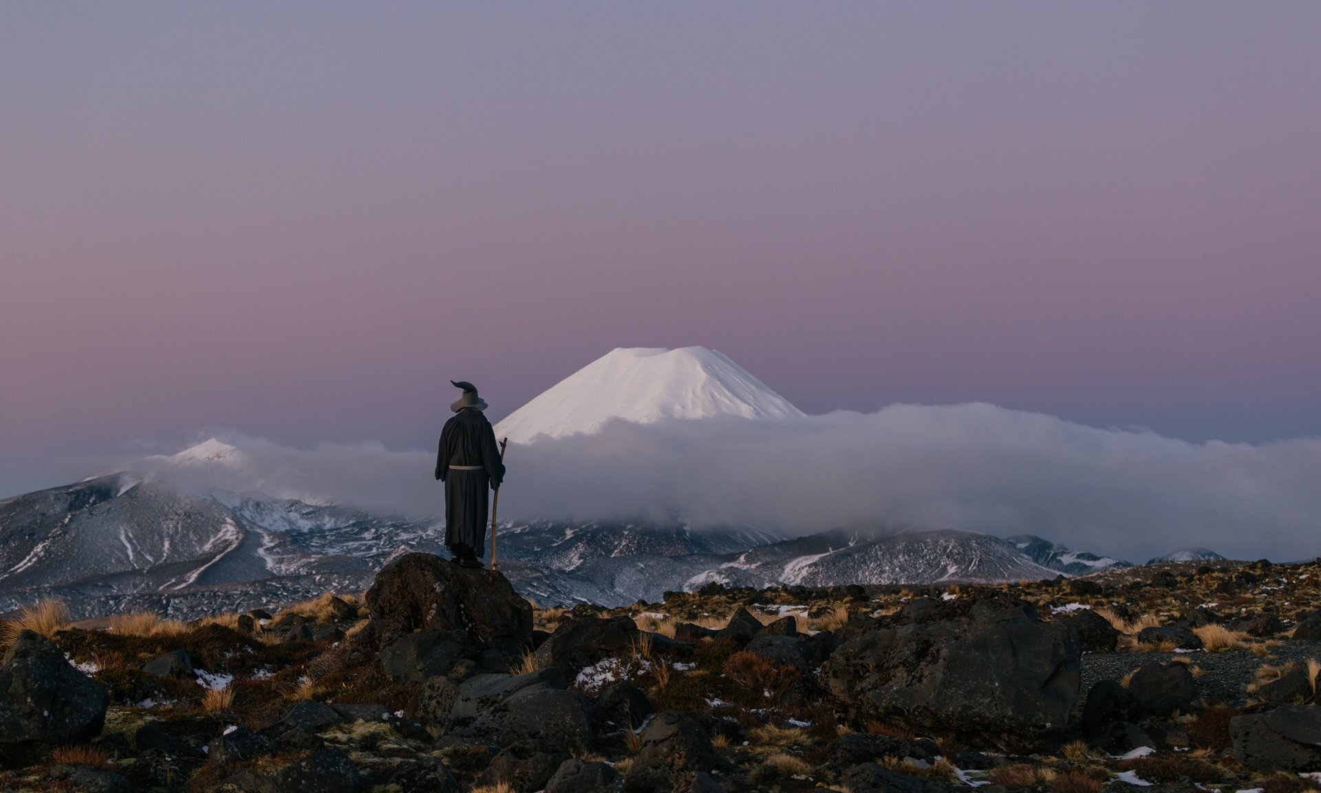 O “mago Gandalf” no Monte Ngauruhoe, local onde ficava a Montanha da Perdição na trilogia filmada na Nova Zelândia