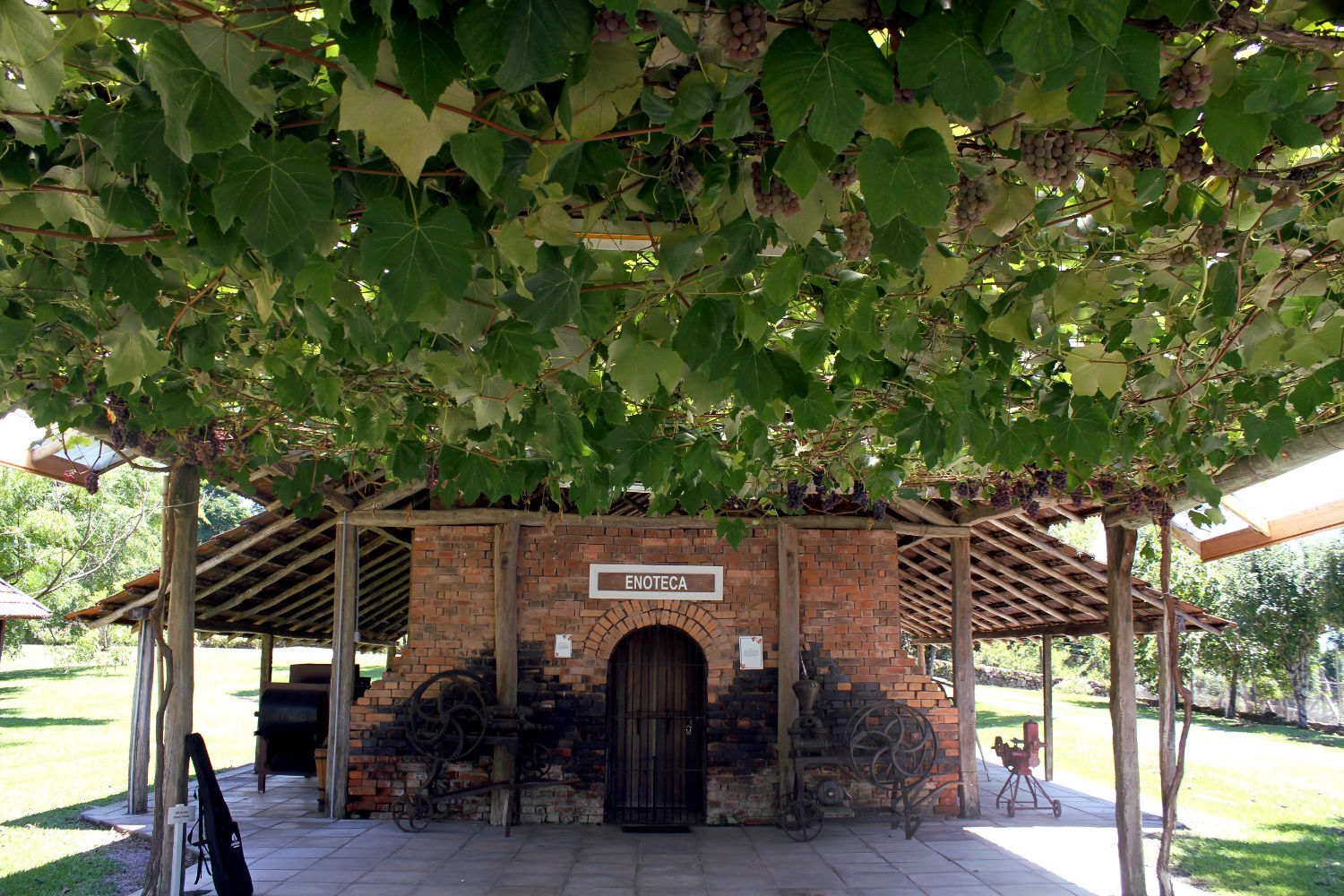 A enoteca da vinícola Dal PIzzol, em Farias Lemos, fica no interior de uma forno antigo