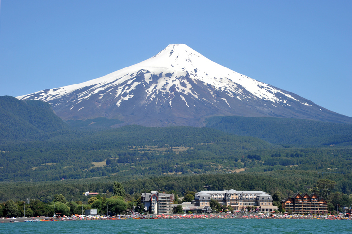 Vista da cidade de Pucón com o vulcão Villarrica ao fundo