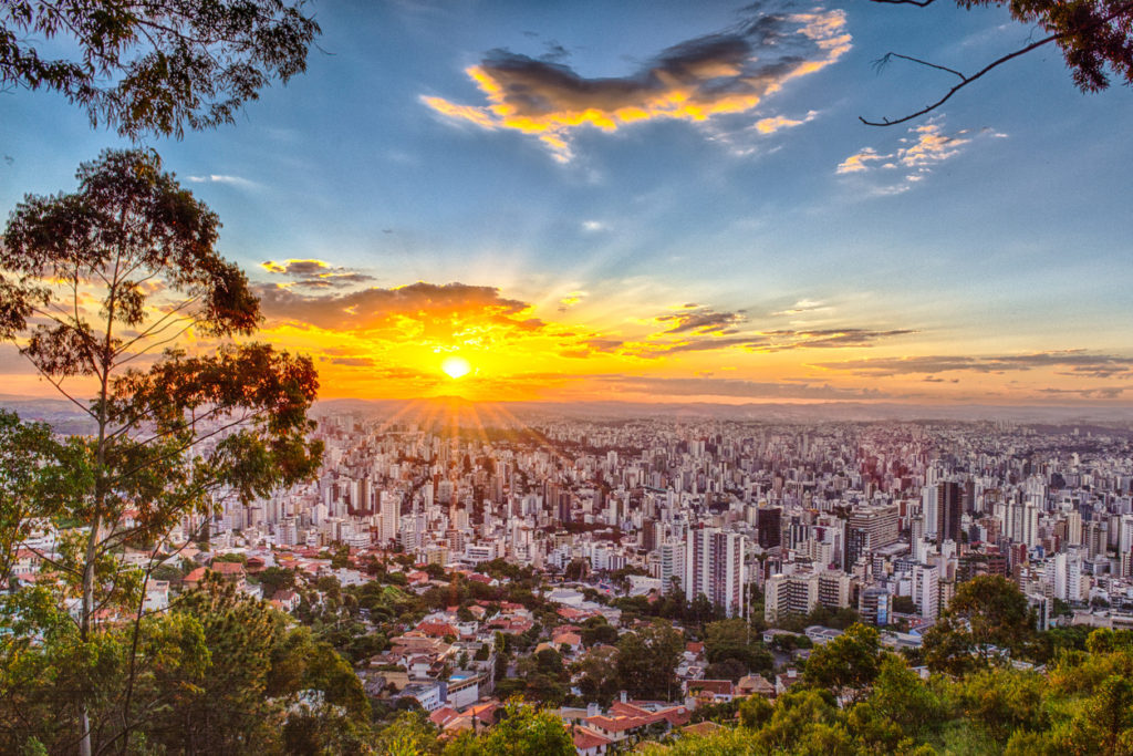 Por do sol visto do mirante do bairro Mangabeiras, em Belo Horizonte