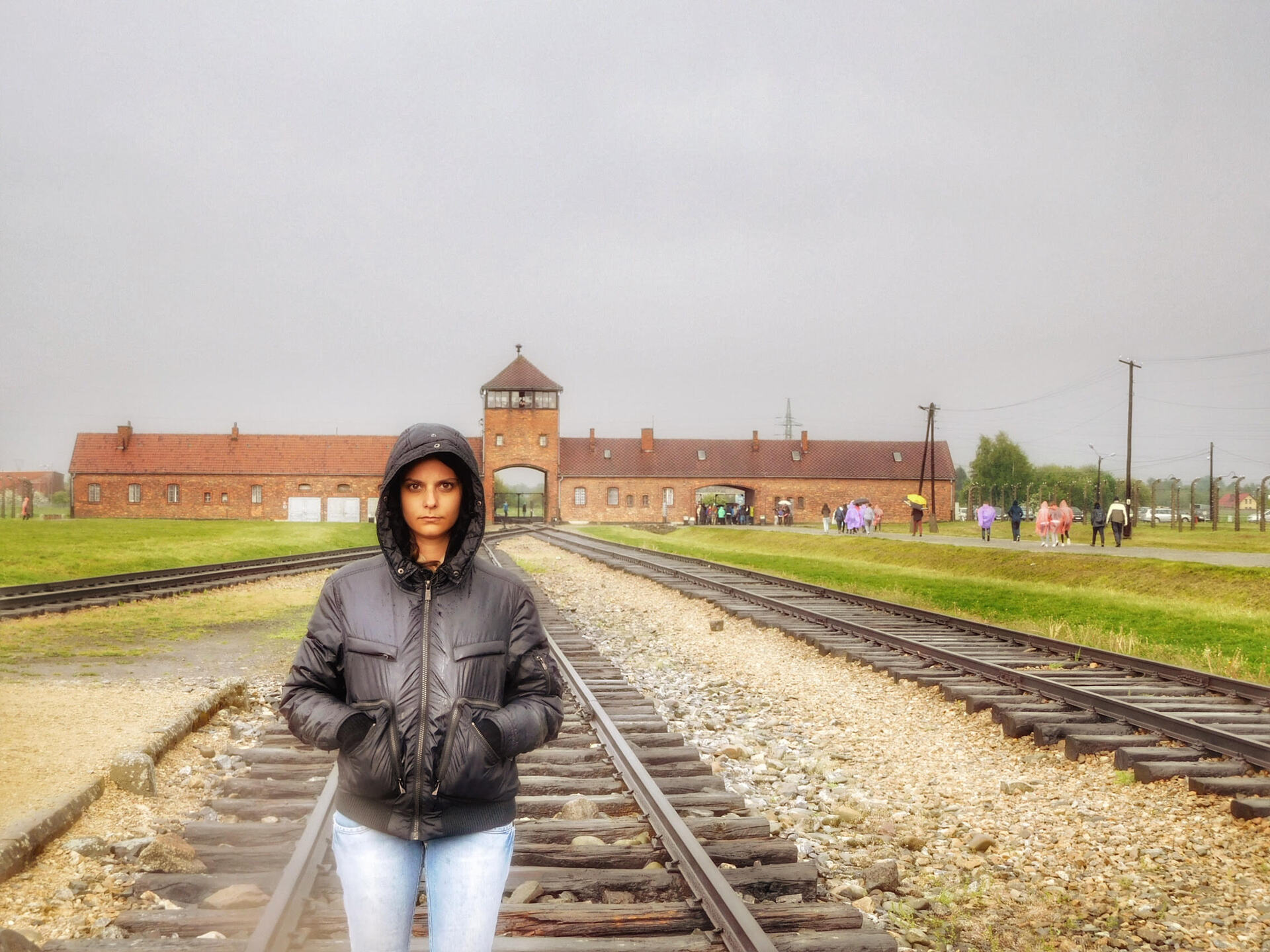 A fisioterapeuta Rayane Azevedo no complexo Auschwitz – Bikernau, na Polônia