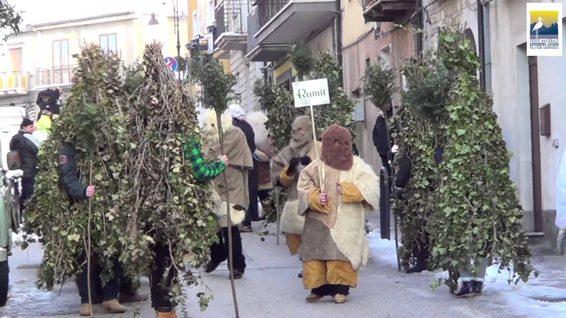 Em Satriano, uma cidade com pouco mais de 2 mil habitantes na região Basilicata, seguindo um rito antigo, os foliões vestem-se de árvore para comemorar o Carnaval