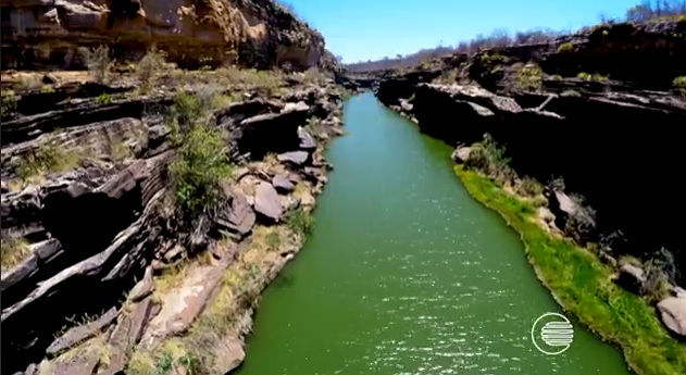 Os paredões de rocha que acompanham o rio têm até 60 metros de altura