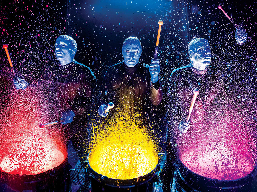 Se prefere uma experiência diferente, porém mais agitada, coloque na lista: Blue Man Group (foto) e The Groove