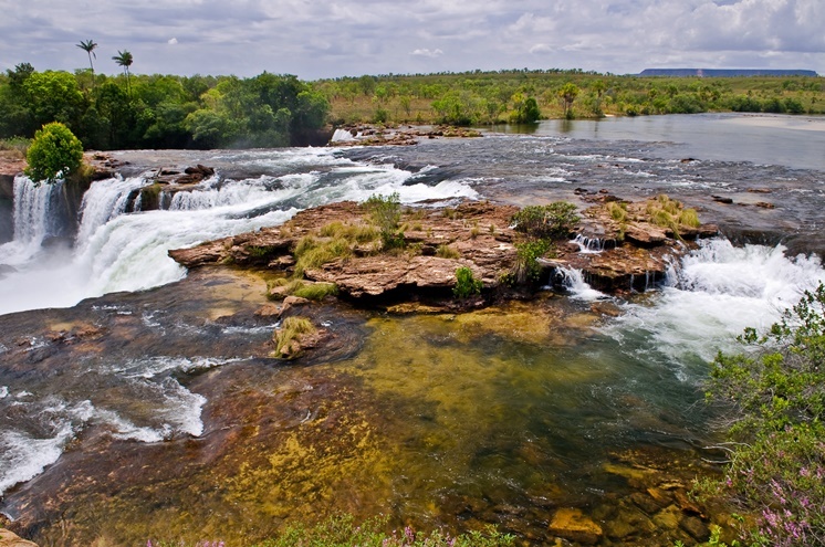 Alimentada pelas águas do rio Novo, a Cachoeira da Velha é a maior cachoeira do Jalapão e uma das suas principais atrações do parque