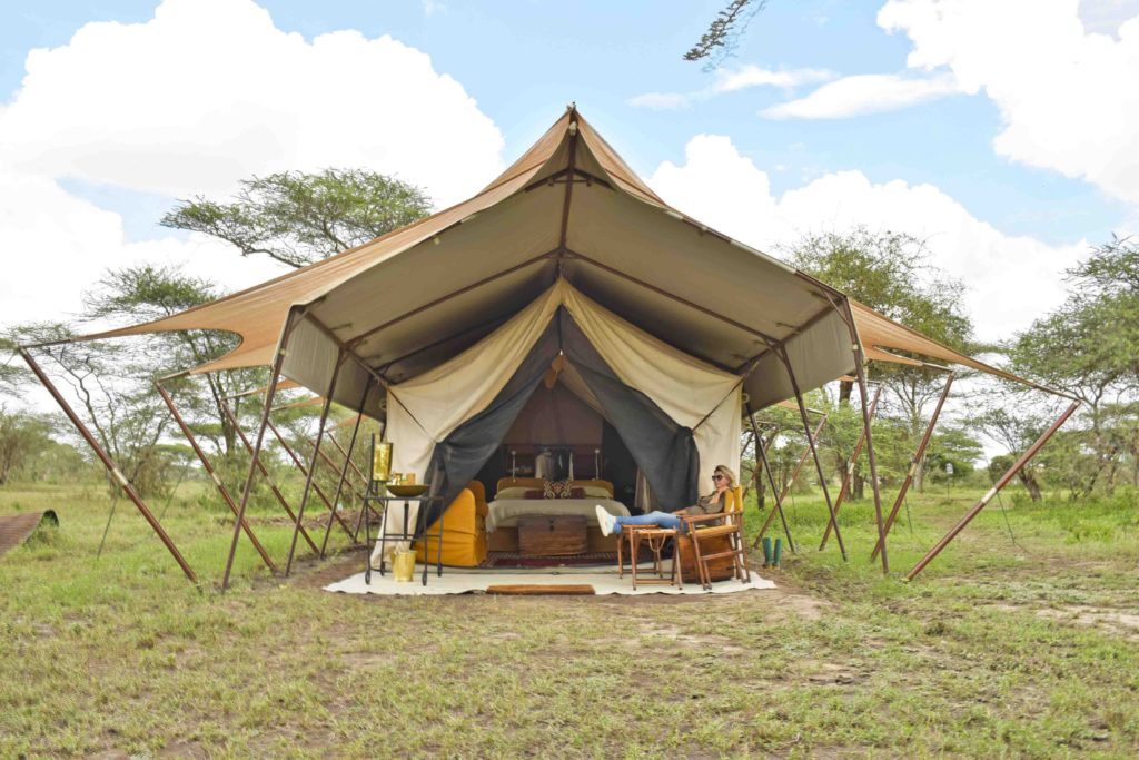 &Beyond Serengeti Under Canvas – acampamento de luxo semi-permanente que acompanha a Grande Migração