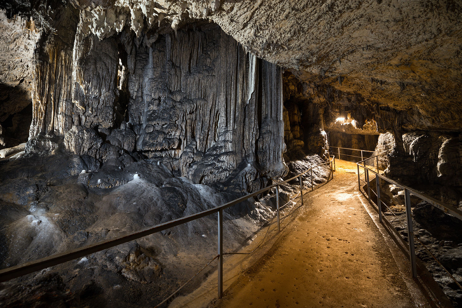 Vista da ‘Ponte Russa’, no interior da Caverna de Postojna,na Eslovênia