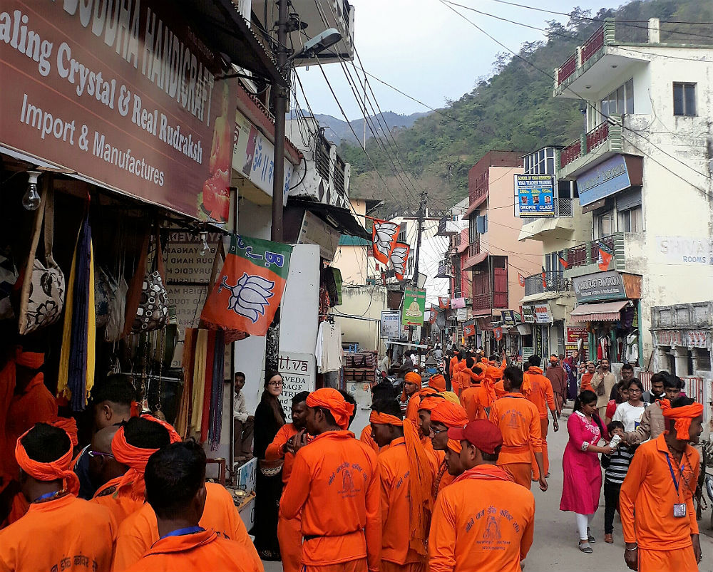 Grupo de indiano religiosos pelas ruas de Rishikesh