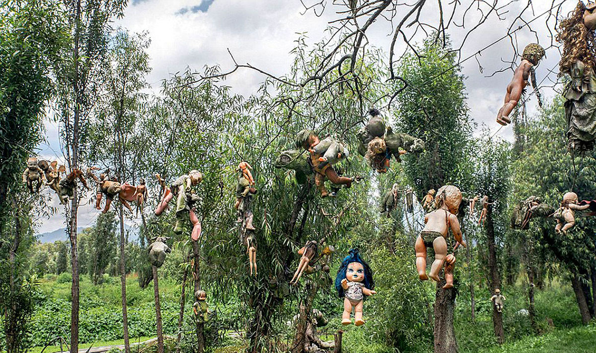 A ilha das Bonecas, próxima à Cidade do México, é um desses lugares com aspecto macabro