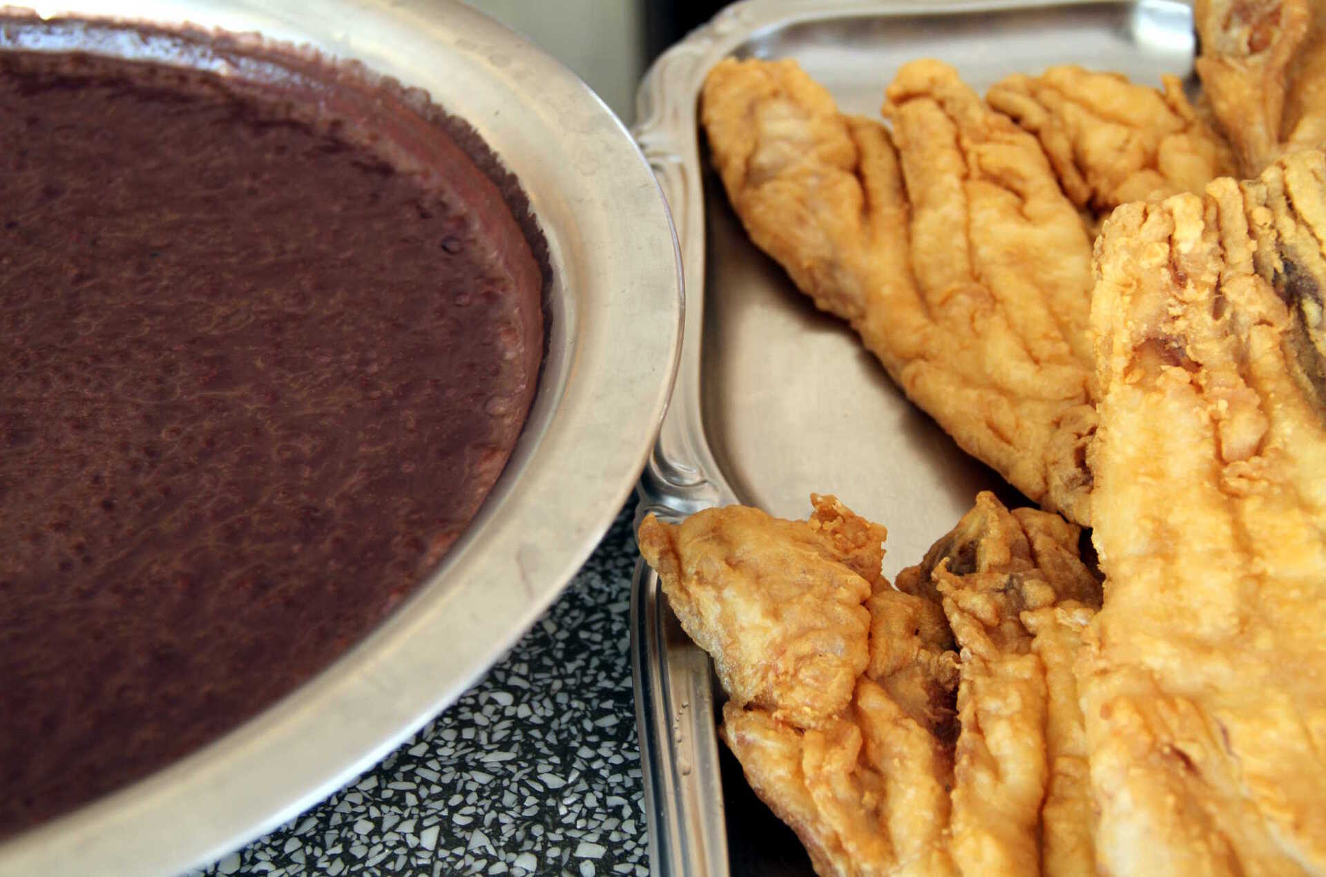 Peixe com açaí, uma das especialidades amazônicas encontradas no Mercado Ver-o-Peso, em Belém