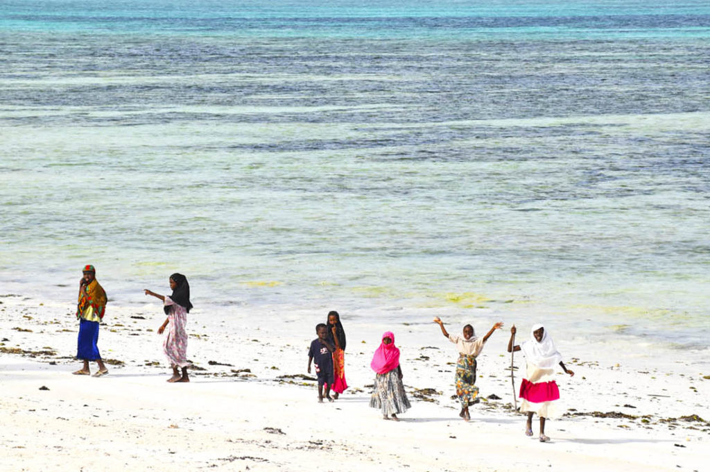 Crianças muçulmanas cantando Hakuna Matata na praia de Pingwe, em Zanzibar